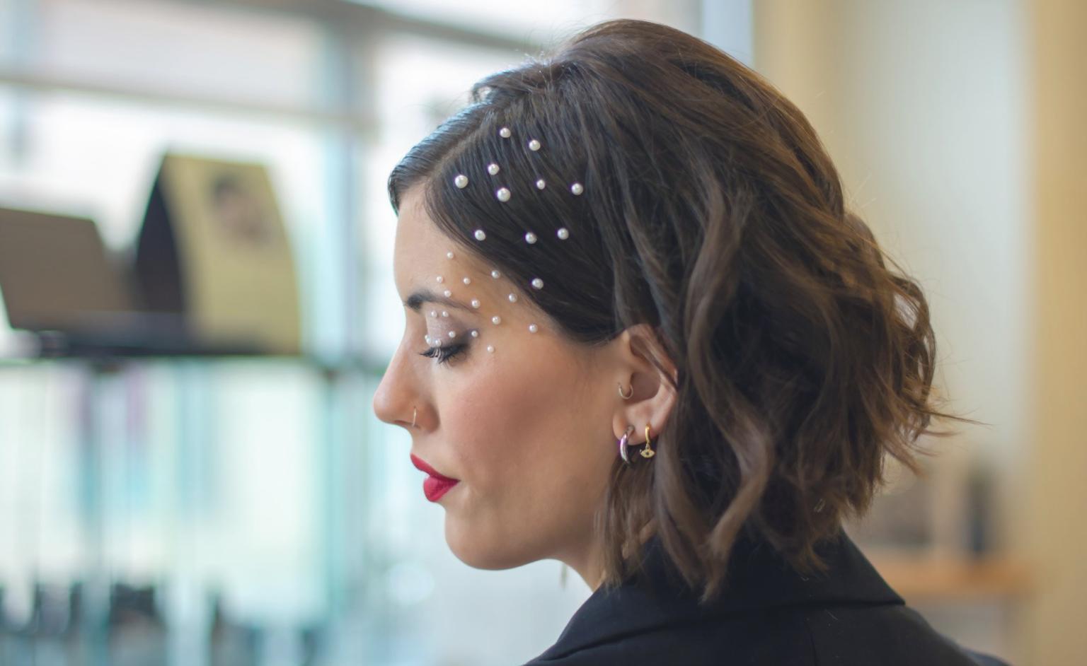 Make-up Artist bei der Arbeit mit professionellen Produkten und Tools